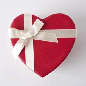két darab merev doboz szív doboz hatszögletű doboz és kerek papírcső